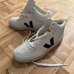 Veja women's White High-Top Sneakers. New!